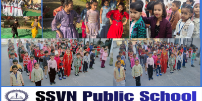 “मुस्कुराते हुए छोटे बच्चे स्कूल परिसर में खड़े हैं, जो देश के उज्ज्वल भविष्य और शिक्षा-संस्कार की महत्ता को दर्शाते हैं।